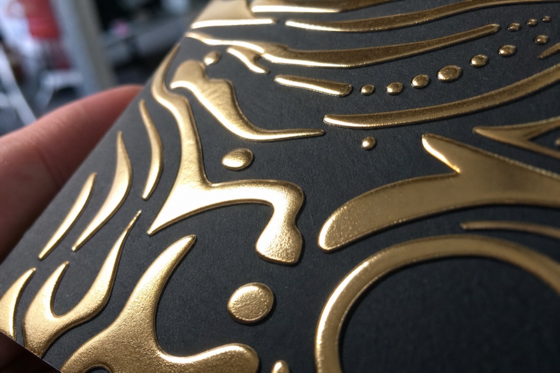 UV 反應型搭配 3D 立體光油的浮凸燙金效果