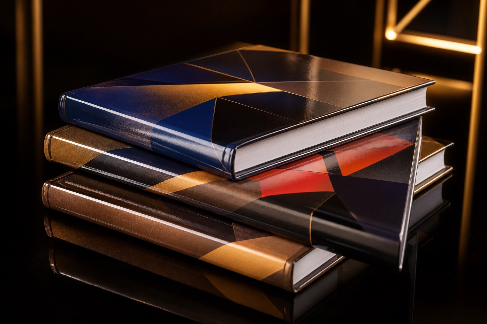 Işığı yansıtan yüksek parlaklıklı laminasyonlu kapaklarla sert kapaklı kitap yığını
