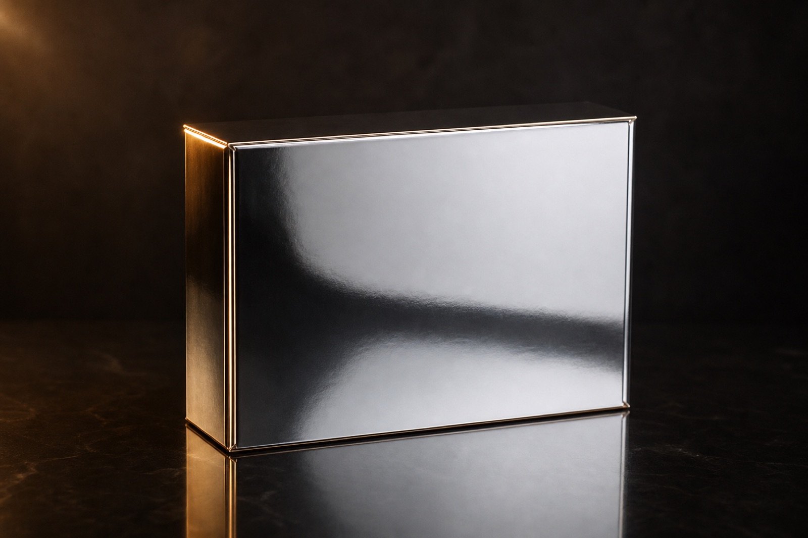 Finitura della lamina di trasferimento argentata metallizzata a specchio su una confezione, superficie riflettente uniforme e brillante